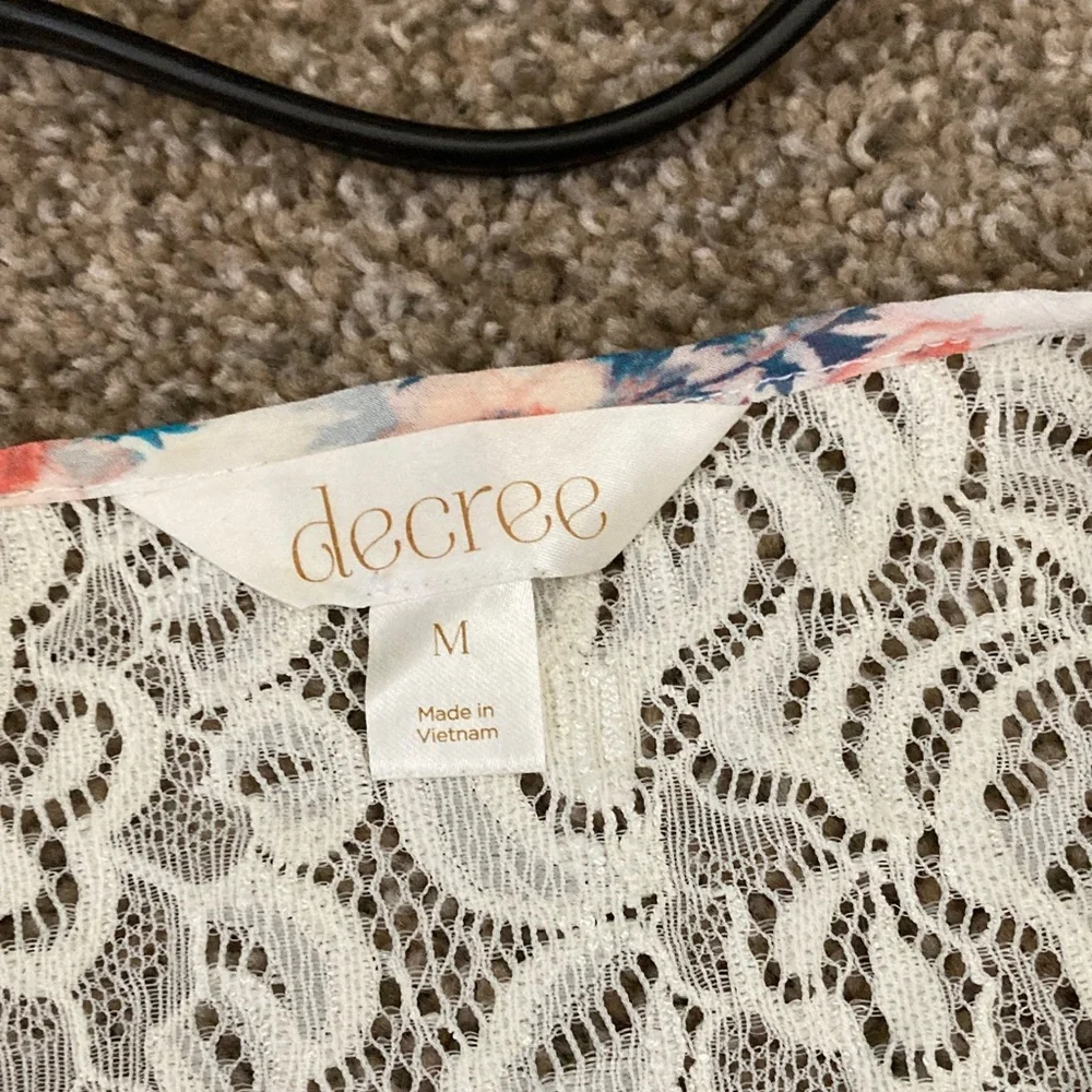 Decree White and Blue Floral Lace Blouse - Picture 2 of 3